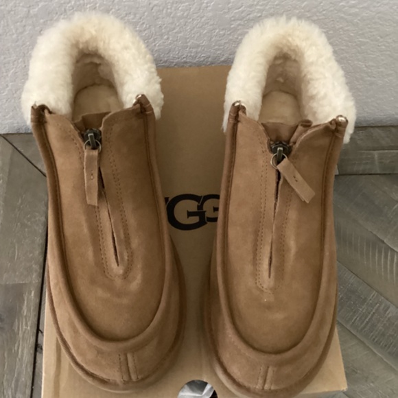 UGG® Women's Funkarra Zip Cuffed Cold-Weather Booties, size 9 - Picture 11 of 13